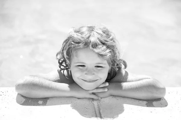 Gyerek a nyári uszodában. Lazítson a szabadban. Nyári vakáció és egészséges életmód koncepció. — Stock Fotó