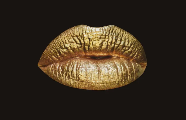 Arany design. Arany rúzs közelkép. Fém sminkes ajkak. Szexi ajkak, fémes rúzs közelről. — Stock Fotó