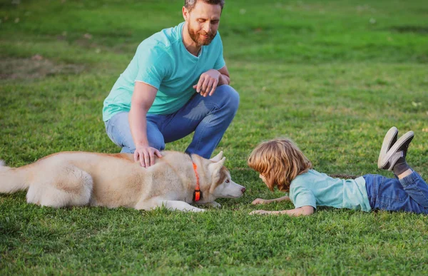 Niño con amigo mascota. Padre e hijo con perro pasar tiempo al aire libre. —  Fotos de Stock