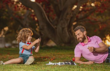 Baba oğul parkta satranç oynuyorlar..