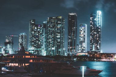 Miami South Beach Caddesi manzaralı, geceleri de su yansımaları. Miami şehir merkezi.