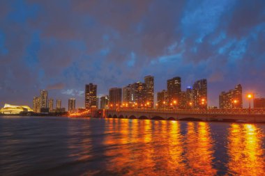 Biscayne Körfezi 'nden Miami şehri gökyüzü manzarası.