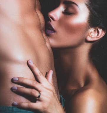 Şefkatli öpücük. Birbirlerine tutkuyla sarılan çıplak bir çift. Seksi baştan çıkarma. Çıplak vücut, çıplak gövde. Romantik hassasiyet. Erotik insanlar kavramı.