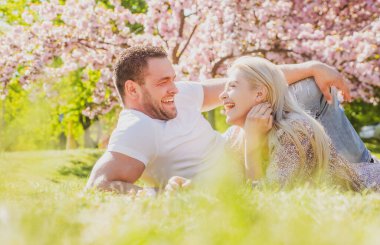 Tutkulu randevu ve aşk. Tutkulu çift, birbirlerini mutlu bir şekilde nazikçe öpüyor..
