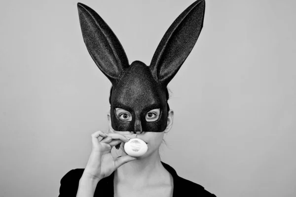 Lápiz labial beso huella en huevo de Pascua. Feliz Pascua. Chica con orejas de conejo de encaje. Mujer conejita. Conejito de Pascua mujer, conejo y niña . —  Fotos de Stock