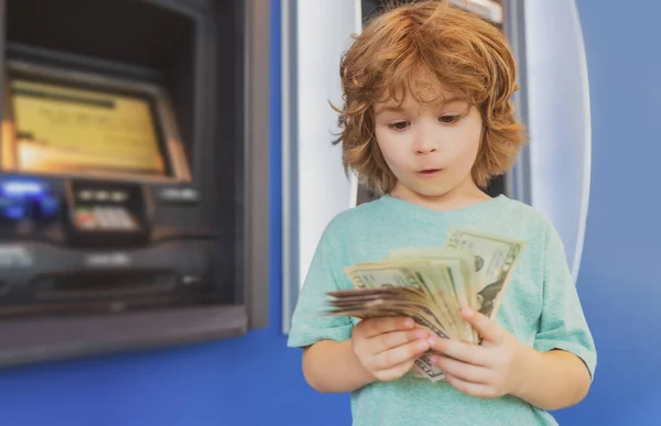 Kinderen bankieren en Financiën. Piggy bank investeringen. Geld besparen. Kind met dollars. — Stockfoto