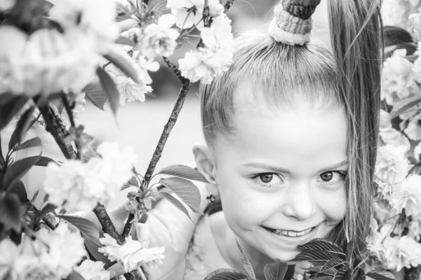 Vtipný krásný portrét školačky na jarní zahradě. Jarní úsměv. Usmívající se šťastné dítě. Módní vícebarevné focení. — Stock fotografie