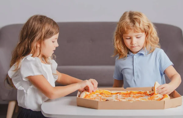 Pizza yiyen aç çocuklar. Çocuklar taze pizza yemeye hazırlanıyor.. — Stok fotoğraf