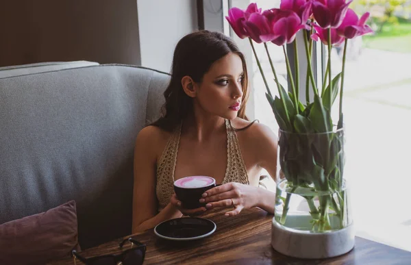 Moda kızı enjoyng kahvenin içinde kahve. Cappuccino americano latte espresso.