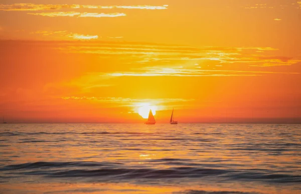 Naplemente vitorlás sziluett. Napkelte a tenger felett és gyönyörű felhő. Színes óceán tengerparti naplemente. — Stock Fotó