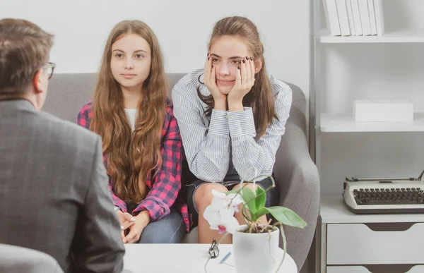 Professional advice, school kids help and support. Psychology therapy, teenager mental health. Kids at psychology session. — Stock Photo, Image