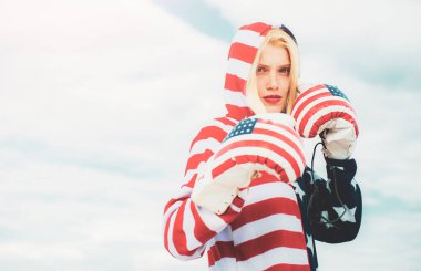 Boks eldivenli kadın Amerikan boksörü. Özgürlük ve 4 Temmuz vatanseverlik kavramı.