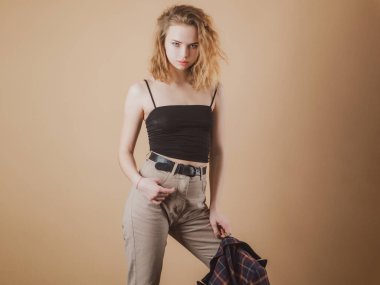 Moda kızı. Vogue modasına uygun bir kadın. Baştan çıkarıcı kız..