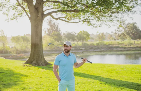 Golfçü akşam golf sahasında golf oynuyor. Güneşin altında golf oynayan bir adam.. — Stok fotoğraf