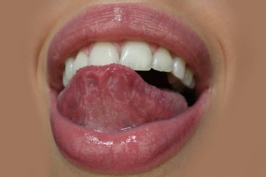 Sanat kırmızısı dudaklar. Seksi kadınlar ağzını açar, dudaklarını yalar, dillerini dışarı çıkarır..