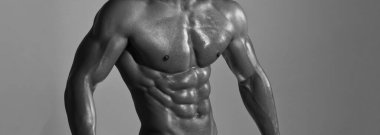 Kaslı vücutlu vücut geliştirici. Banner şablonları, kaslı adam, kaslı gövde, karın kası. Güçlü adamın kaslı vücudu. Siyah ve beyaz.