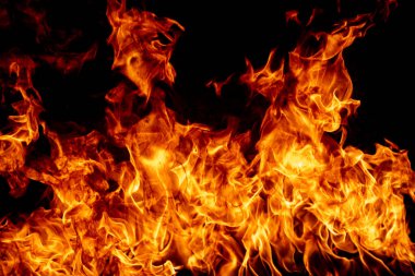 Siyah arka planda yanan ateş ve ateş.