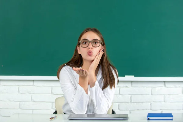 Estudiante divertida con beso de aire en el aula de la escuela. Linda chica de escuela. —  Fotos de Stock