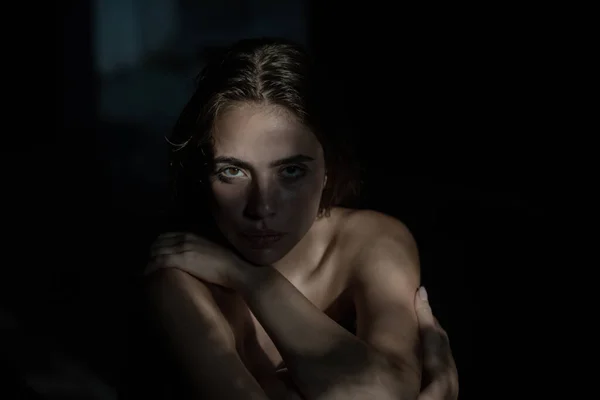 Twarz dziewczyny w cieniu. Seksowna kusząca kobieta, zmysłowa młoda modelka wyglądająca uwodzicielsko w czarnym studio. Moda portret eleganckiej kobiety w cieniu, blask światła. — Zdjęcie stockowe