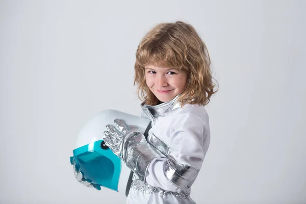 Mignon petit garçon astronaute enfant en combinaison spatiale tenant casque isolé sur fond gris. — Photo