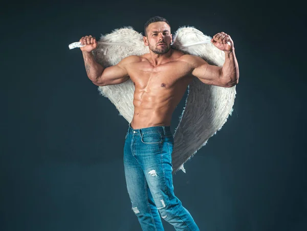 Svalnatý silný krásný svlečený mužský model Valentin. Pohledný muž s andělskými křídly. Valentýn, 14. února. — Stock fotografie