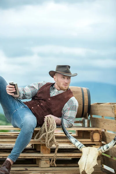 Amerikai cowboy. Jóképű, brutális nyugati fickó.. — Stock Fotó