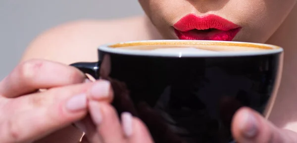 Крупним планом жінка червоні губи п'є каву. Красуня з чашкою гарячого напою. Насолоджуйтесь кавою . — стокове фото
