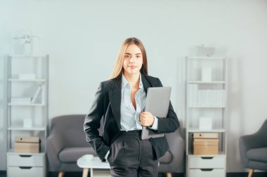 Güzel gülümseyen genç iş kadını çevrimiçi çalışıyor, laptop üzerinden Webinar Podcast izliyor, öğrenme eğitimi alıyor..