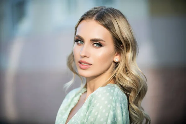 Street stil foto av elegant fashionabla kvinna bär trendiga kläder. Modellvandring på gatan i europeisk stad. Vacker kvinna ansikte utomhus. — Stockfoto