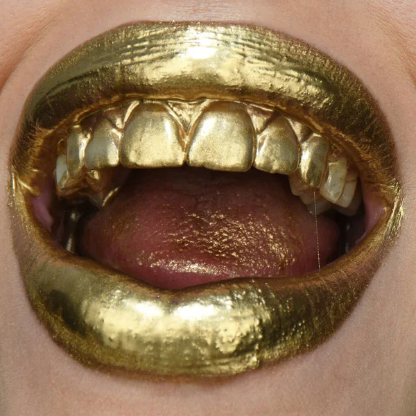 Lápiz labial dorado de cerca. Labios con maquillaje metálico. Labios sexy, Lápiz labial metálico de cerca. — Foto de Stock