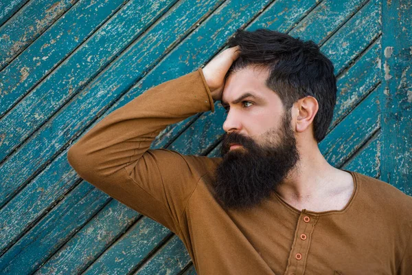 Barbudo hombre con barba, barbudo gay. Concepto de barbería. Hombres bigote. — Foto de Stock