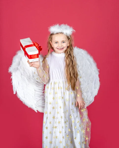 Schattige engel blij lachende kind meisje met engelen vleugels, geïsoleerd op rood. Valentijnsdag. — Stockfoto