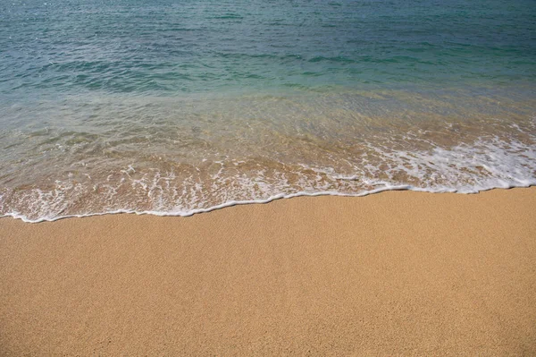 Пляж. Спокойная красивая океанская волна на песчаном пляже. Вид на море с тропического пляжа. — стоковое фото