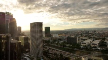 Los Angeles şehir merkezinde uçan bir helikopter vuruldu. Los Angeles Meleklerinin Uçuşu, İHA ile Los Angeles 'ı filme aldı..