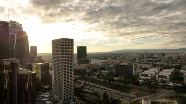 Letecký výstřel z helikoptéry letí do centra Los Angeles. Létání Los Angeles, natočeno dronem v LA. — Stock video