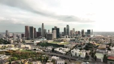 Los Angeles şehir merkezi silueti. Los Angeles meleklerinin uçan uçuşu, İHA ile Los Angeles 'ı filme aldı..