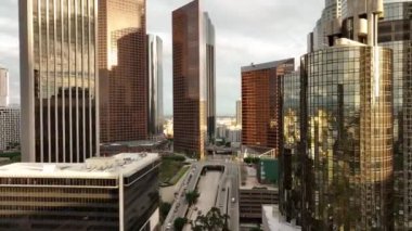 Los Angeles Şehir Merkezi Sinema İnsansız Hava Aracı Görüntüsü. Los Angeles şehir merkezi silueti, Los Angeles 'ı insansız hava aracı ile uçuyor ve filme çekiyor..