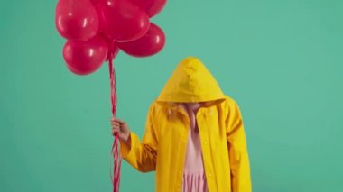 Zombi konsepti. Sarı kostümlü palyaço hava balonu tutuyor. Cadılar Bayramı.