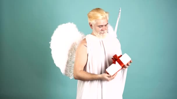 Drôle de Saint-Valentin. Amour et romantisme. Cupidon fou avec un cadeau. Concept comique humour. — Video