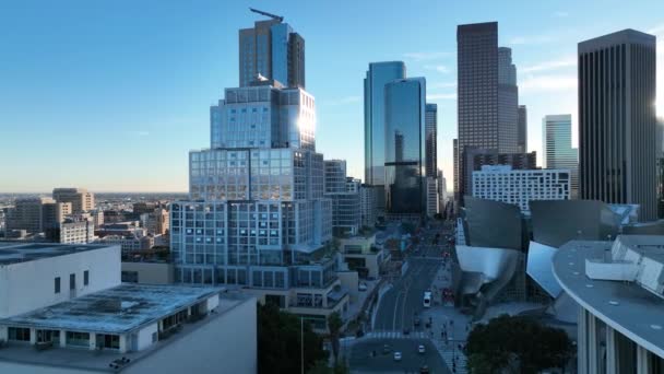 Vuelo de los ángeles, filmado LA por dron. Centro de Los Ángeles California. — Vídeo de stock