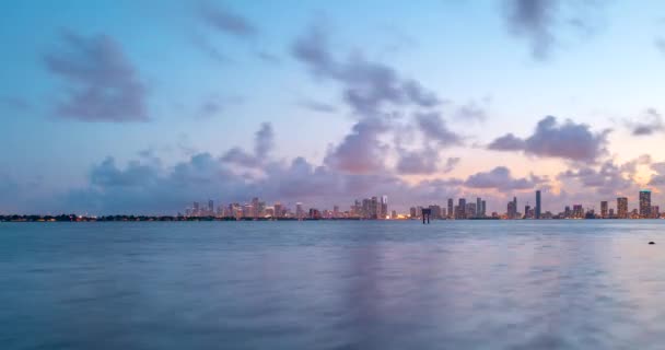 Время панорамы Майами истекает. Ночное небо на пляже Майами Сити. День за ночью время вылета из города. Центр Макартура, город Козуэй. — стоковое видео