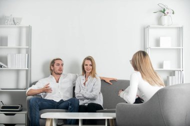Psikolog genç çift için aile terapisi uyguluyor, psikoloji. Aile psikoloji seansında. Evlilik danışmanlığı, evlilik sorunları..