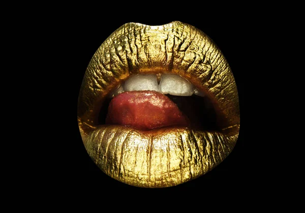 Concepto de labios glamurosos Cosméticos y maquillaje. Lápiz labial y brillo de labios dorados. Labios sexys y sensuales. Primeros labios dorados. —  Fotos de Stock