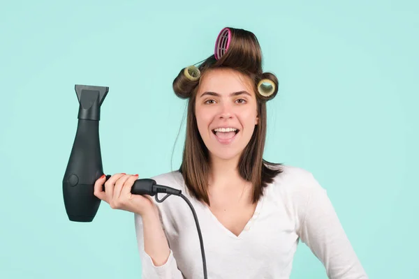 Mujer con secador de pelo. Chica divertida con cabello liso secado cabello con secador de pelo profesional. — Foto de Stock