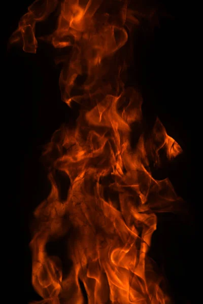 Le feu embrase les flammes sur fond noir. Brûler la flamme isolée, texture abstraite. Effet d'explosion flamboyant avec feu brûlant. — Photo