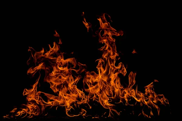 Ogień na czarnym tle. Ogień pali płomień izolowany, abstrakcyjna faktura. Efekt płonący z płonącym ogniem. — Zdjęcie stockowe