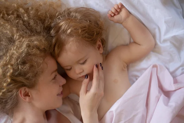 Mother and baby sleeping in the bed. Family morning in bedroom. — Stock Photo, Image