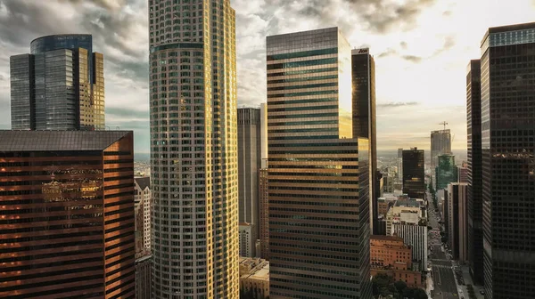 Los Angeles v centru. Los Angels City, horní letecký výhled v centru s dronem. Obchodní centrum města Los Angeles. — Stock fotografie