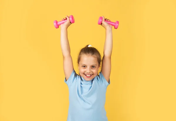 Ragazza sportiva con i manubri. Fitness bambini, salute ed energia. Stile di vita sano dei bambini. Il ragazzo si allena con i manubri. Sport per bambini piccoli. — Foto Stock