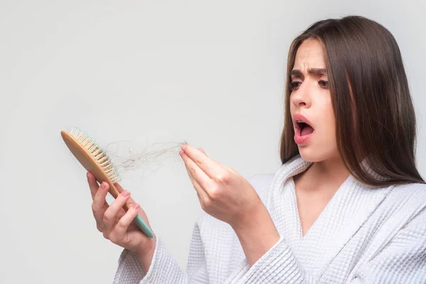 Mujer perdiendo el pelo. Problema de pérdida de cabello, calvicie. —  Fotos de Stock